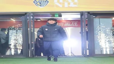 荷兰西班牙激战十人，加克波赖因德斯立功，梅里诺补时挽回平局